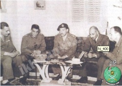 ملف:حسين-الشافعي-يتوسط-قيادة-الثورة.jpg