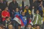 الجماهير ترفع شعار.jpg
