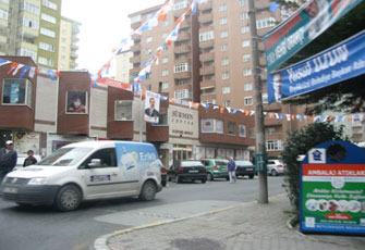 الدعاية تملأ الشوارع التركية قبل الانتخابات.jpg