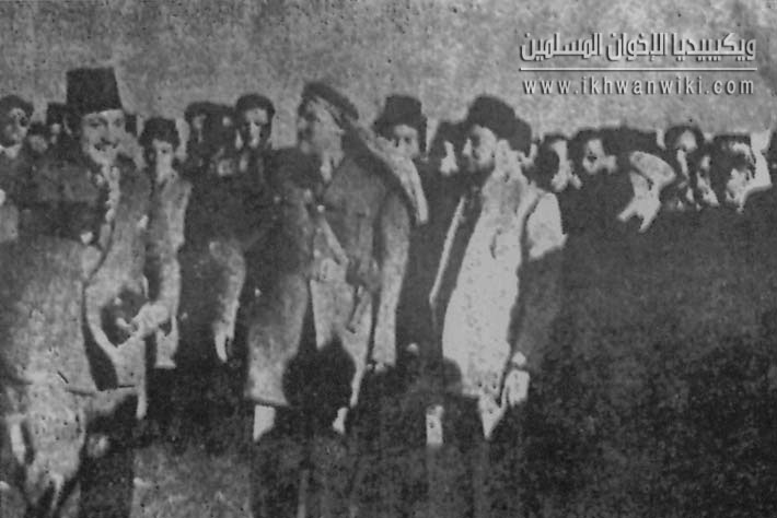 الدكتور-مصطفي-السباعي-مع-الإمام-حسن-البنا-في-فلسطين-وسعد-الدين-الوليلي-يشير-بيده.jpg