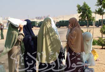 بعض اهالى المعتقلين امام المحكمة العسكرية.jpg