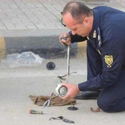 ملف:تفكيك قنبلة- أرشيفية.jpg