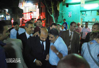 التفاف شعبى حول عمرو زكى.jpg