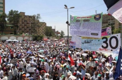 ملف:المئات يتوافدون.jpg