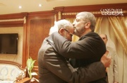 ملف:مشعل يقبل.jpg