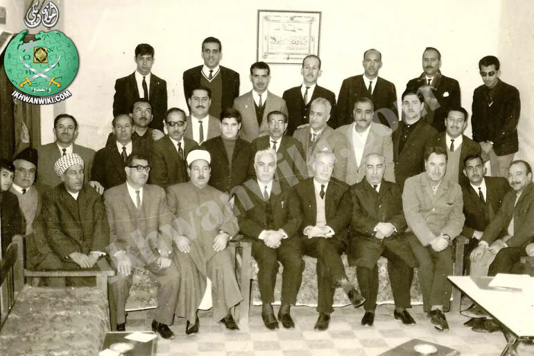 ملف:الشاعر-وليد-الأعظمي-الثاني-من-اليمين-في-الصف-الخلفي-مع-الأعضاء-المؤسسين-لجمعية-ومنتدى-الإمام-أبي-حنيفة.jpg