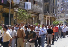 ملف:المئات في مسيرة لمرشحي الإخوان في المنشية.jpg