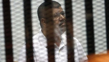 ملف:الدكتور محمد مرسي في محاكمة اليوم.jpg