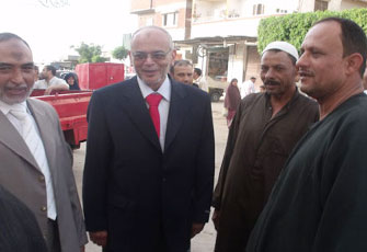 د.حسين ابراهيم مرشح الاخوان فى احدى جولاته.jpg