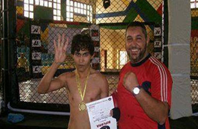 ملف:بطل مصر في الكيك بوكس يرفع شارة رابعة الصمود..jpg