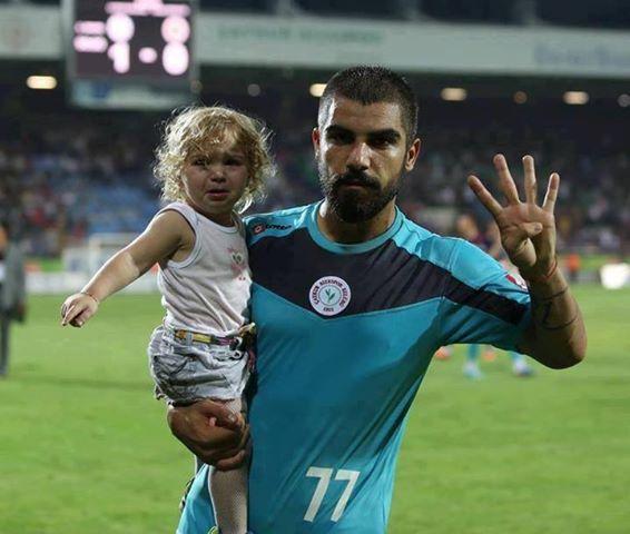 ملف:لاعب تركى يرفع شارة النصر رابعة.jpg