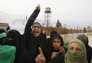 نساء غزة ينددن بالجدار الفولاذى الذى تينه مصر.jpg