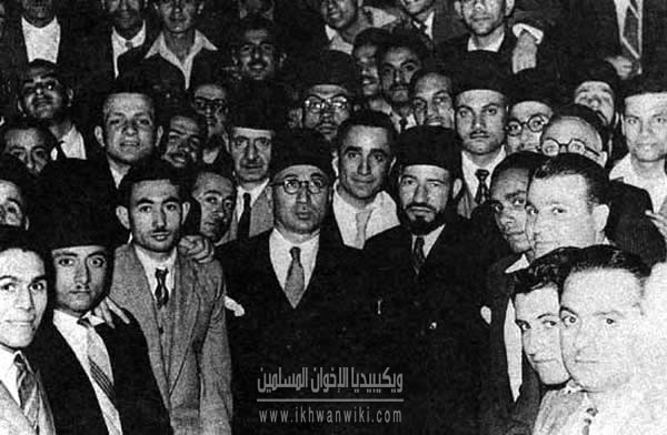 الإمام-حسن-البنا-وسط-تلاميذه.jpg