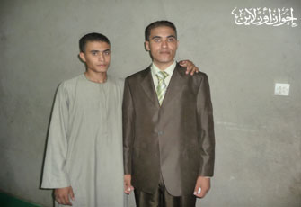 ملف:الشهيد وأخوه.jpg