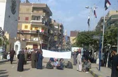 ملف:أهالي قرية سمادون يقطعون الطريق أمام مبنى محافظة المنوفية.jpg