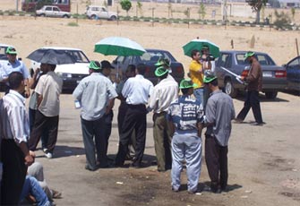 اهالى المعتقلين ينتظرون خارج المحكمة بعد منعهم من حضور الجلسة.jpg