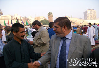 د.مرسى يهنىء اخوان بالعيد.jpg