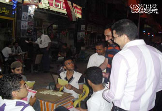 الحملة تطوف الشوارع لجمع التوقيعات.jpg