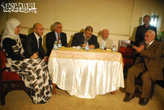 ا. عاكف يهنىء العروسين بزواجهما.jpg