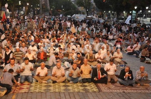 ملف:صلاة التراويح في تركيا.jpg