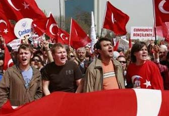 مظاهرات لانصار العلمانية فى تركيا ضد حزب العدالة.jpg