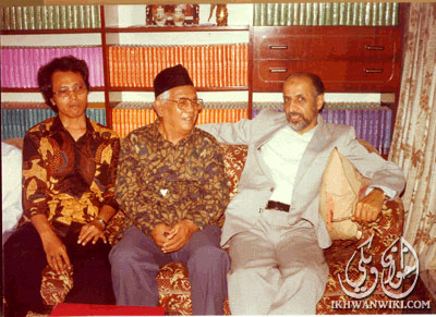 ملف:المستشار-عبد-الله-العقيل-مع-بي-عارفين-إمام-مسجد-المجاهدين-في-سورابابا-وعبد-الله-بن-منير-عبد-الكريم،-في-أندونيسيا-1985م.jpg