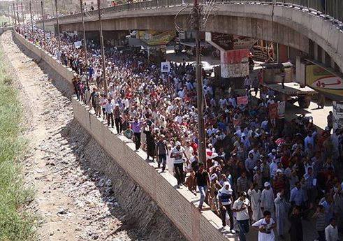 ملف:مظاهرة في كل.jpg