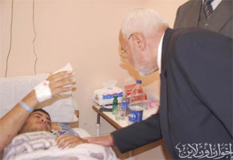 المرشد العام يزور جرحى غزة.jpg