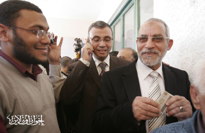 ملف:بديع يدلي بصوته في الاستفتاء 1.jpg