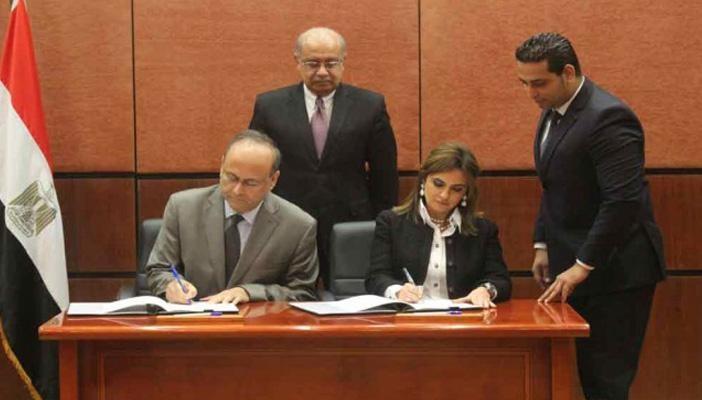 ملف:رئيس الوزراء يشهد التوقيع على اتفاق قرض البنك الدولي.jpg