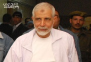 د.عزت بعد قرار المحكمة باخلاء سبيلة هو واخوانه.jpg