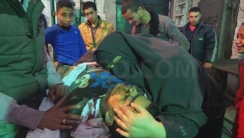 ملف:سيدة تبكي على أحد شهداء اليوم...jpg