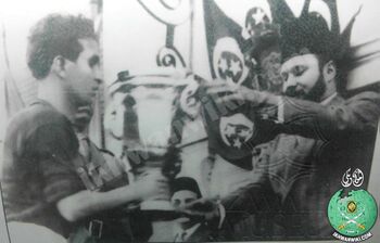 عمر-شندي-يتسلم-كأس-مصر-من-الملك-فاروق-عام-1946م.jpg
