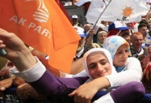 انصار حزب العدالة والتنمية يحتفلون يالفوز.jpg