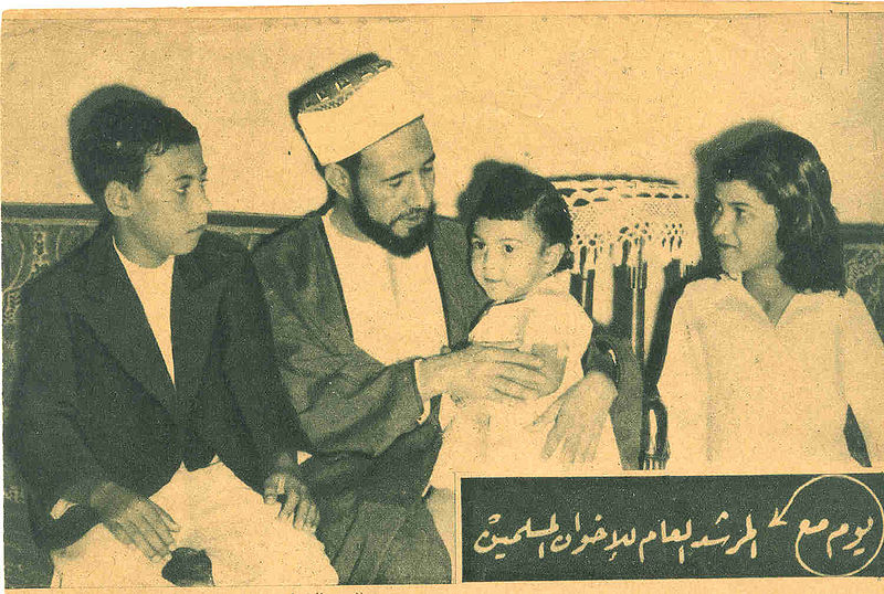ملف:الإمام الشهيد حسن البنا وأبناءه.jpg