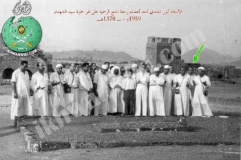 أنور-الجندي-في-رحلة-الحج-عام-1959م-1378هـ.jpg