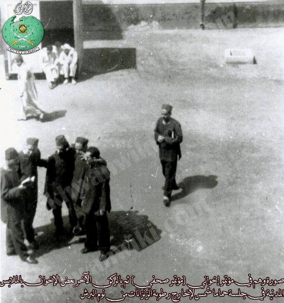 ملف:مصطفى-مشهور-في-وسط-السجن.jpg