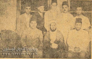 الإمام-البنا-والأستاذ-صالح-عشماوى-وسط-بعض-الإخوة.jpg