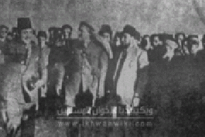 الدكتور-مصطفي-السباعي-مع-الإمام-حسن-البنا-في-فلسطين-وسعد-الدين-الوليلي-يشير-بيده1.gif
