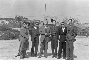 مع ا. محمد المجذوب، فؤاد حسين آغا، عمر بلحوص، محمد علي ضناوي، محمد المجذوب، ابراهيم مصري، سالم عليان، فيصل مولوي، نيسان 1960.jpg