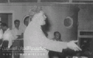 د.-مصطفي-السباعي-منفعلا-ويكاد-يبكي-في-احد-ى-خطبه1-.gif
