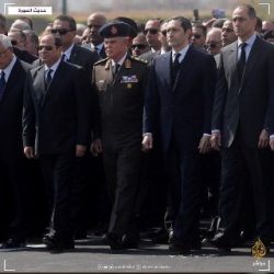 ما بين جنازتي مرسي ومبارك.jpg