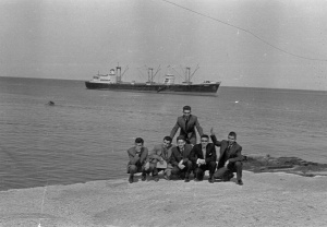 مرفأ اللاذقية، نيسان 1960ويبدو في الصورة ابراهيم مصري، فيصل مولوي، فايز إيعالي، محمد علي ضناوي.jpg