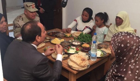 السيسي في مكتب الإر.jpg