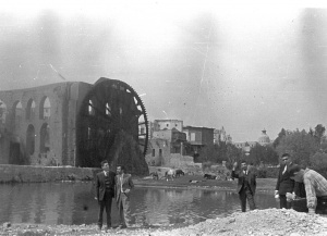 ابراهيم مصري، محمد علي ضناوي، فيصل مولوي، امام نواعير حماه، نيسان1960.jpg