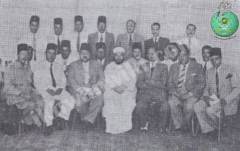 حسن-البنا-وسط-اطباء-الاسكندرية-يمينه-محمد-عبدالفتاح-جميعي-ومختار-عبدالعليم-ومحمد-القراقصي.jpg