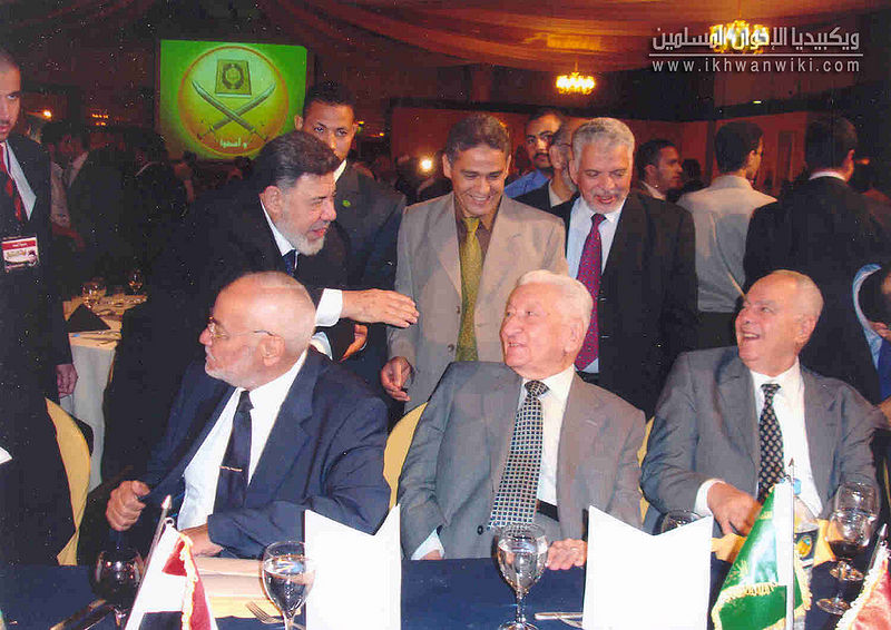 ملف:الأستاذ-مهدى-عاكف-المرشد-العام-والدكتور-حسن-الجمل-وعزيز-صدقى.jpg