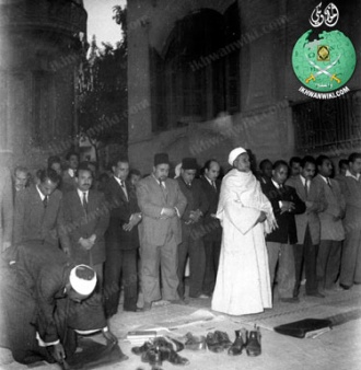 الجموع-تصلى-فى-المركز-ويرى-عابدين.jpg