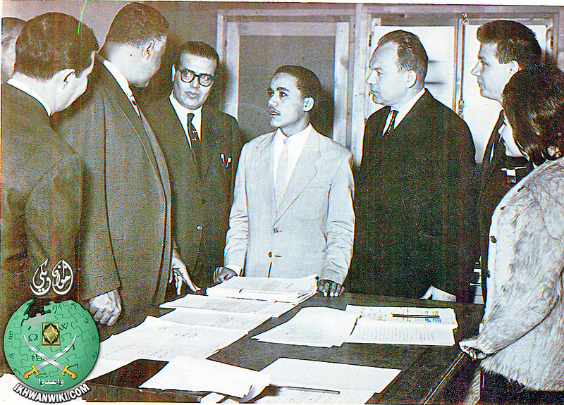 ملف:الدكتور-محمد-عبدالمعطي-الجزار-وجمال-عبدالناصر-في-الجامعة-قبل-اعتقاله-(1).jpg