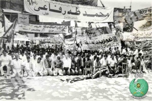 انتخابات-النقابة-العامة-للمحامين-والإخوان-يؤدون-الصلاة-أمامها.jpg